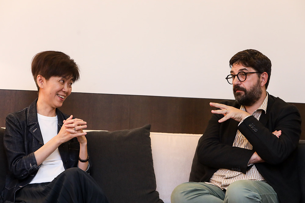 亞維儂藝術節總監提亞戈．羅提吉斯（右）與國家兩廳院藝術總監劉怡汝
