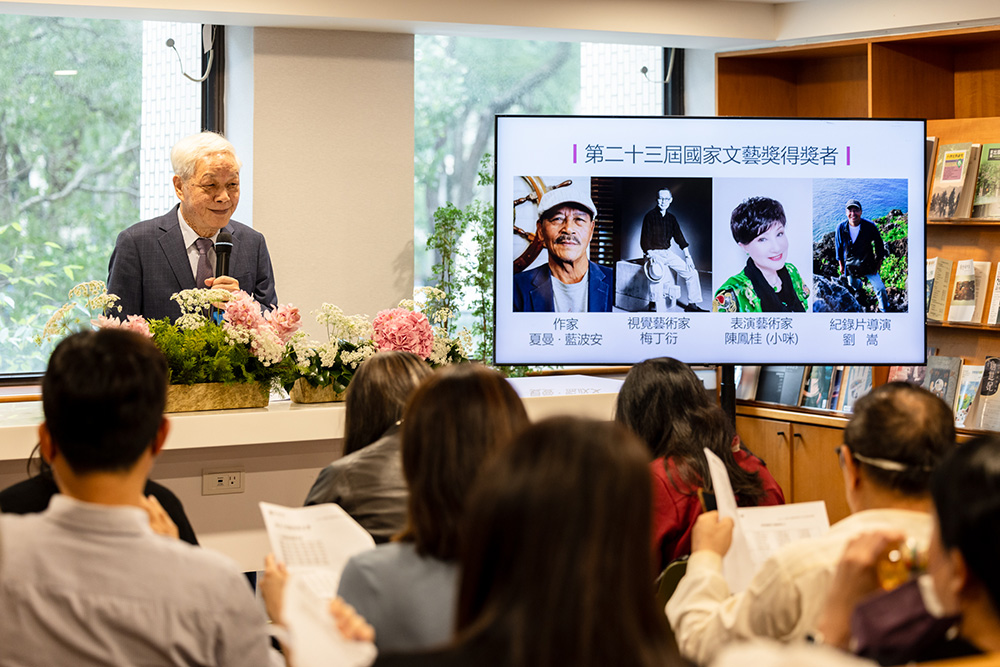 備受藝文界矚目的「國家文藝獎」於12月11日揭曉，由國家文化藝術基金會董事長林淇瀁公布第23屆得獎者名單為：作家夏曼．藍波安、視覺藝術家梅丁衍、表演藝術家陳鳳桂、紀錄片導演劉嵩。